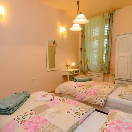 شقة Smaragd & Rose زادار