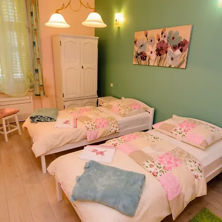 Smaragd & Rose شقة زادار