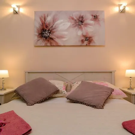 Smaragd & Rose شقة *