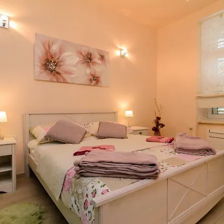 شقة Smaragd & Rose زادار