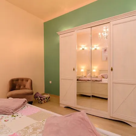 شقة Smaragd & Rose زادار